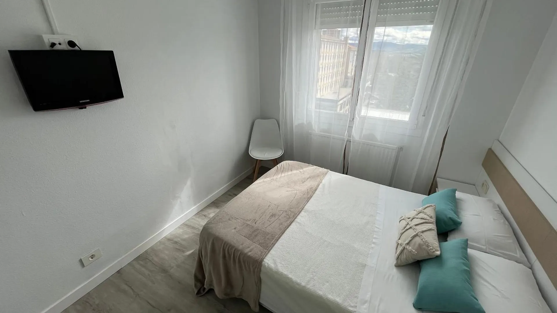 Guest house Pension Luzia Optional Auto Check-In - Antigua Pension Mari Asun Pamplona Spain